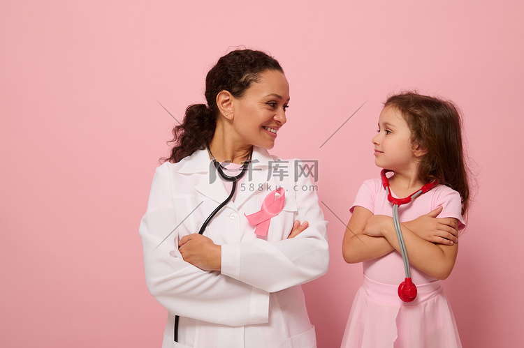 微笑的女医生和可爱的小女孩互相