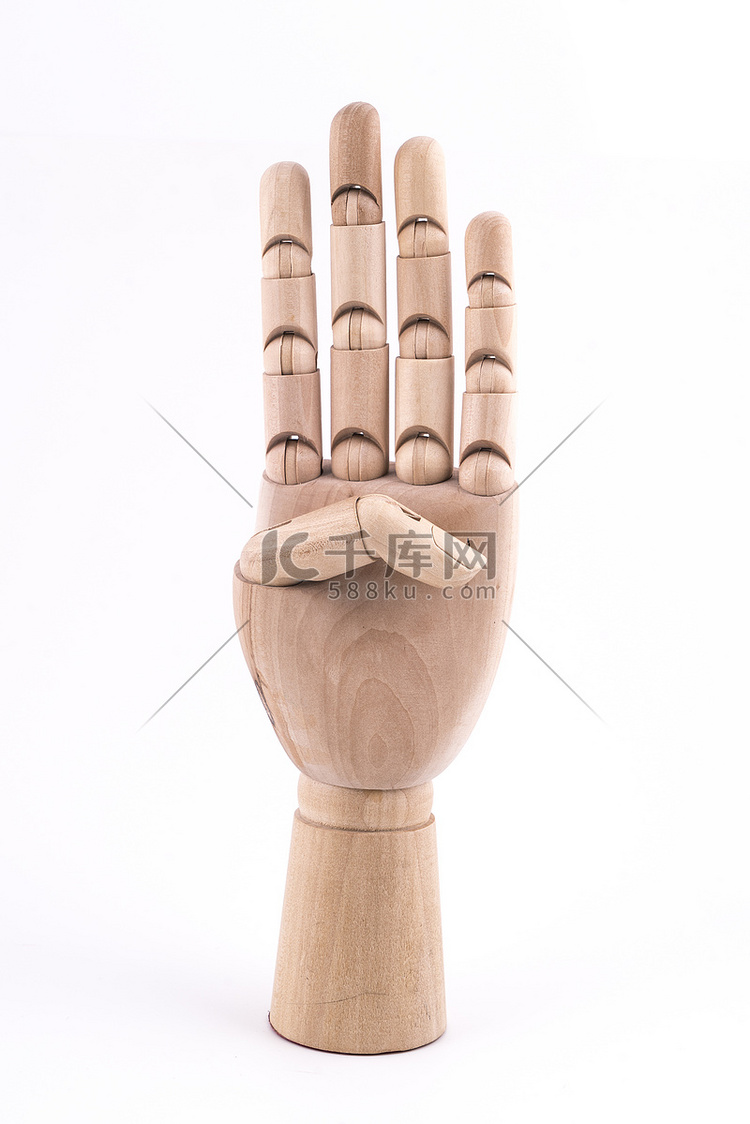 用有关节的木手做出的数字四的手