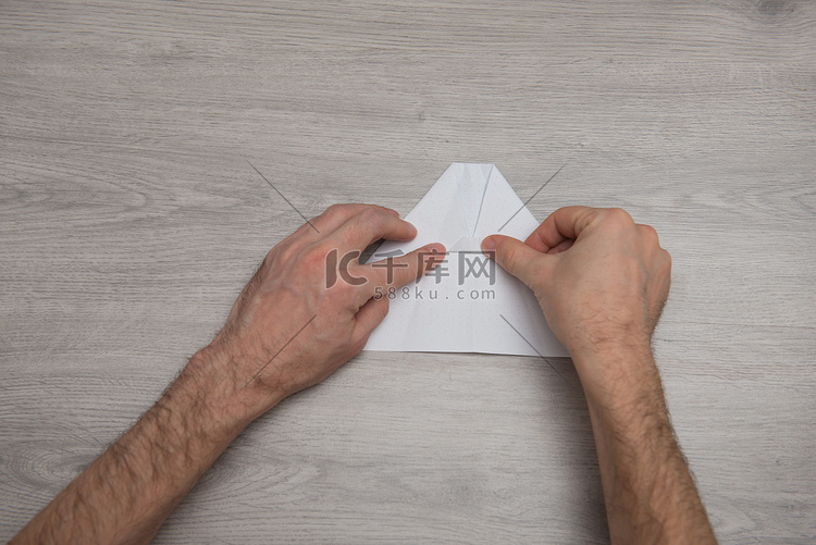 如何在带手臂的木桌上制作折纸纸