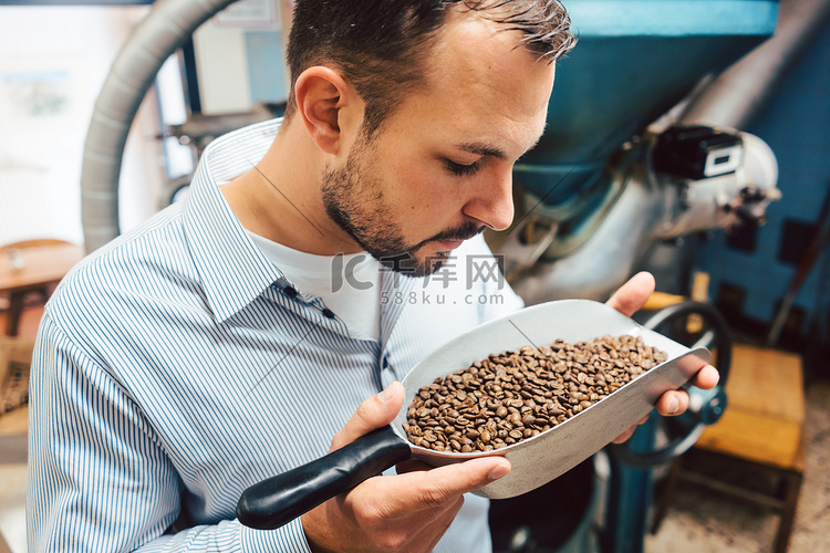 咖啡烘焙厂里的男人用新鲜的豆子