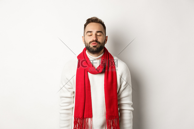 英俊的男人闭着眼睛，嘴唇皱起，