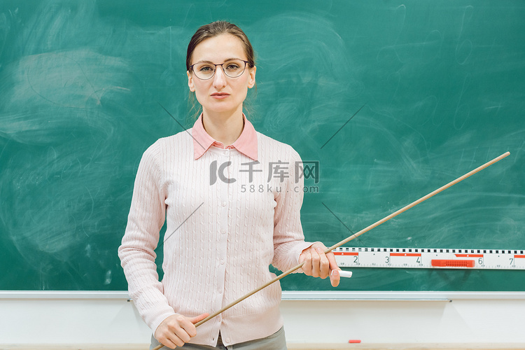 严格的老师在课堂上站在黑板前