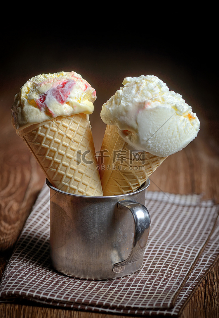 两个蛋卷冰淇淋