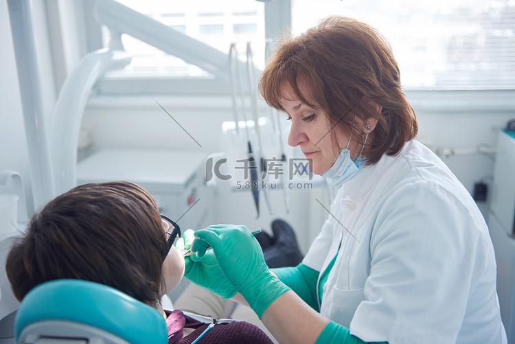 看牙医的女病人