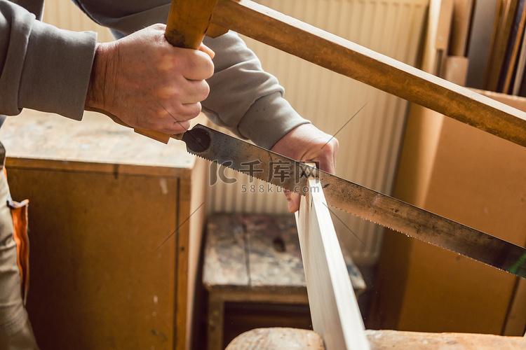 木匠用框锯在木头上工作