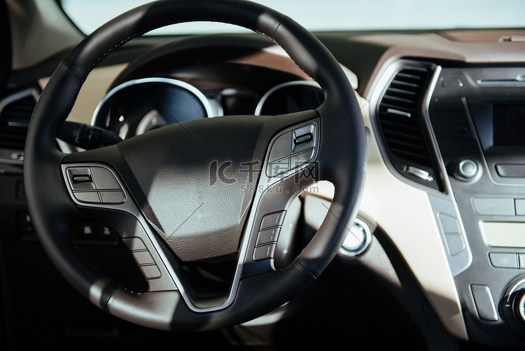 现代汽车内部仪表板和方向盘。