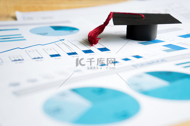 蓝色图表和图表上的毕业帽打印