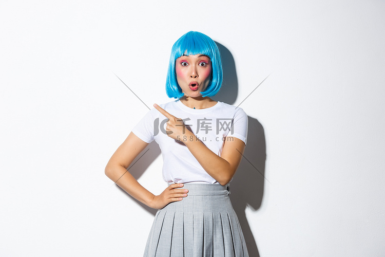 好奇迷人的亚洲女性戴着蓝色短假