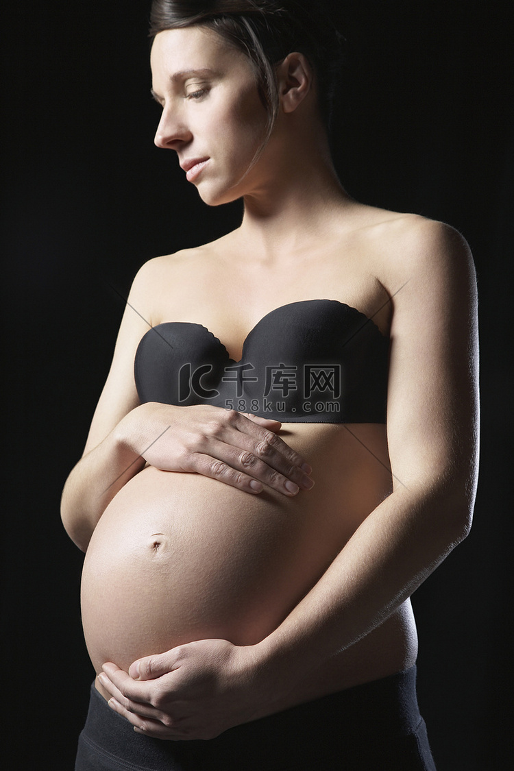 孕妇触摸腹部工作室拍摄