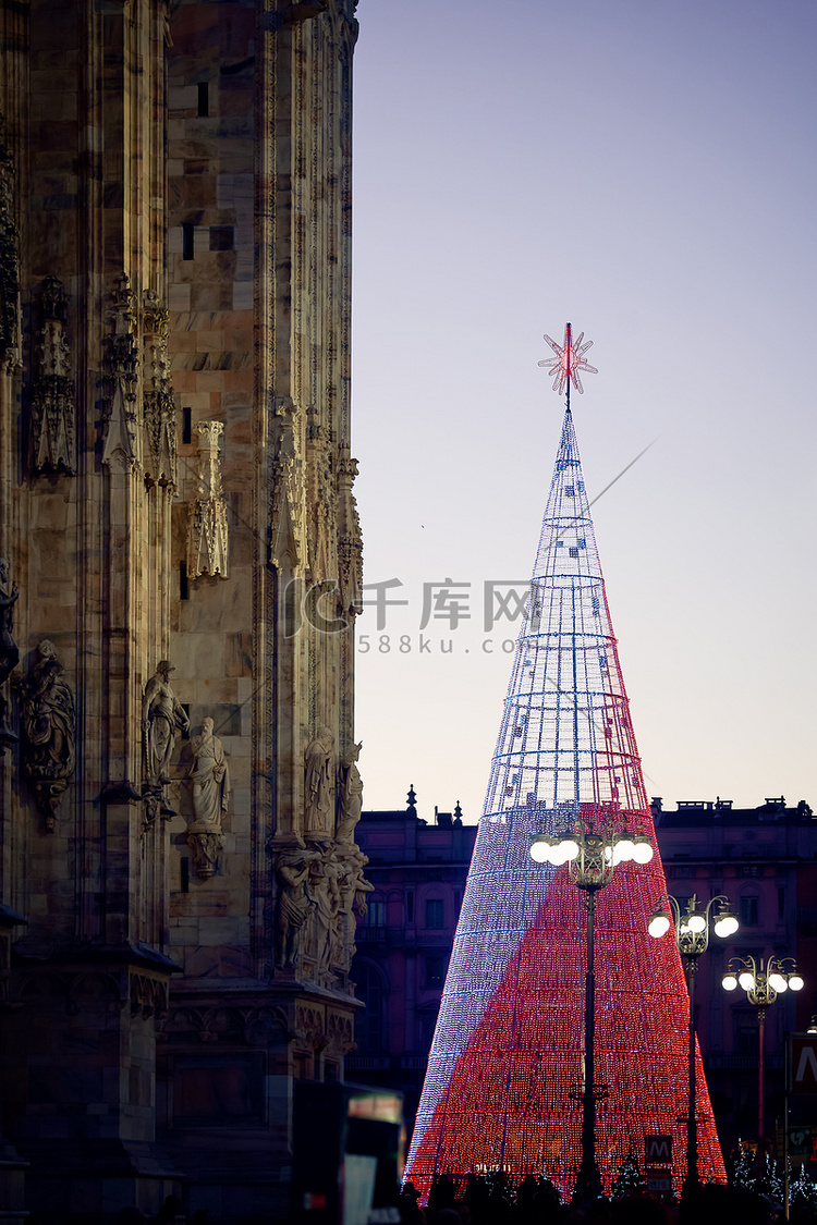 米兰大教堂前的圣诞树，十二月的