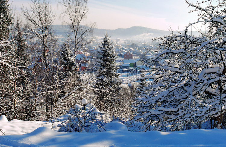 从山上看到一个被雪覆盖的村庄，