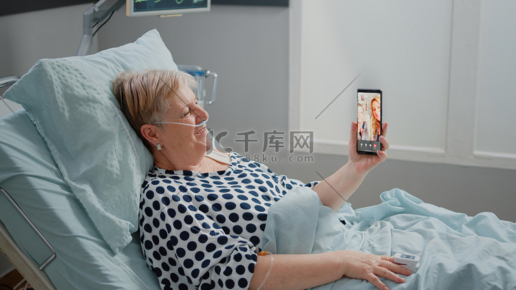 老年患者在病房病床上通过视频通