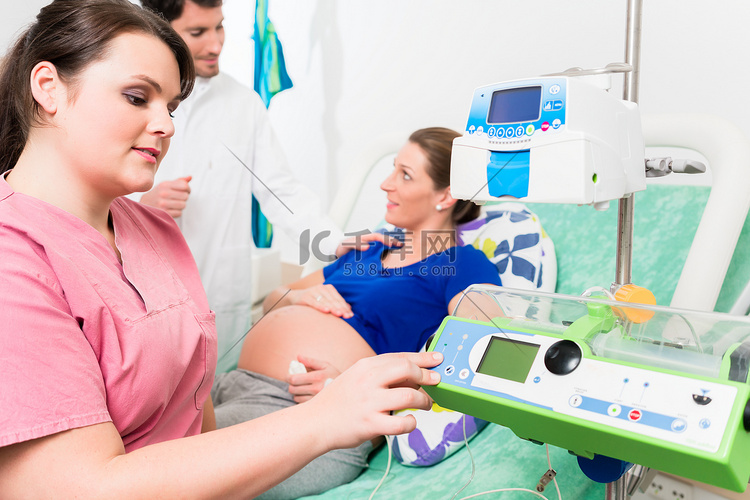 孕妇在有医生和护士的分娩室