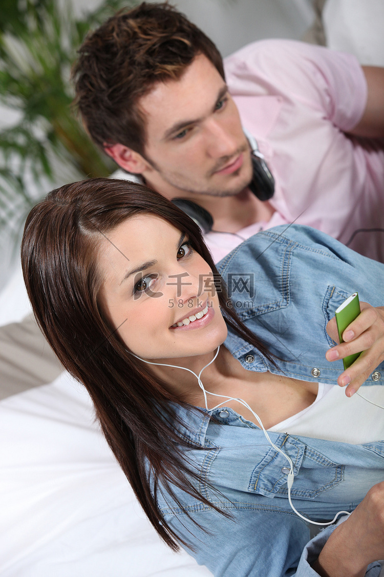 夫妇听 MP3 播放器