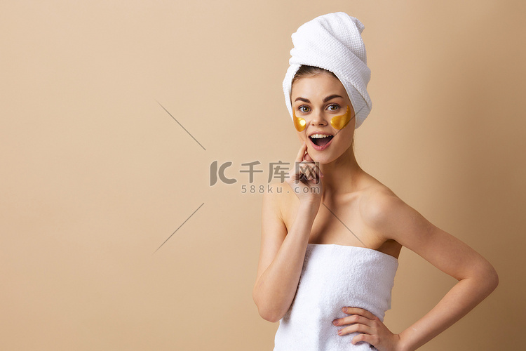 头戴毛巾的年轻女子用手做护肤米