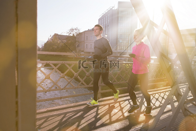 健康的年轻夫妇在城市慢跑