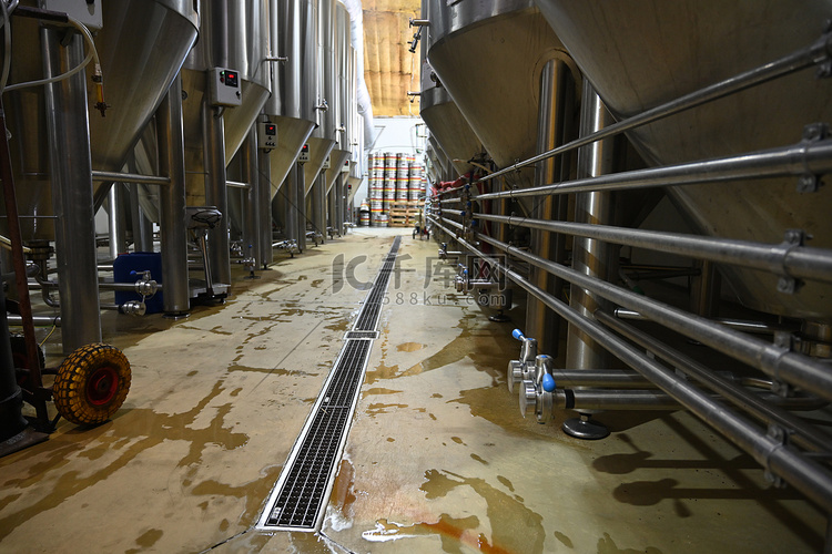 在啤酒生产中酿造啤酒的容器照片