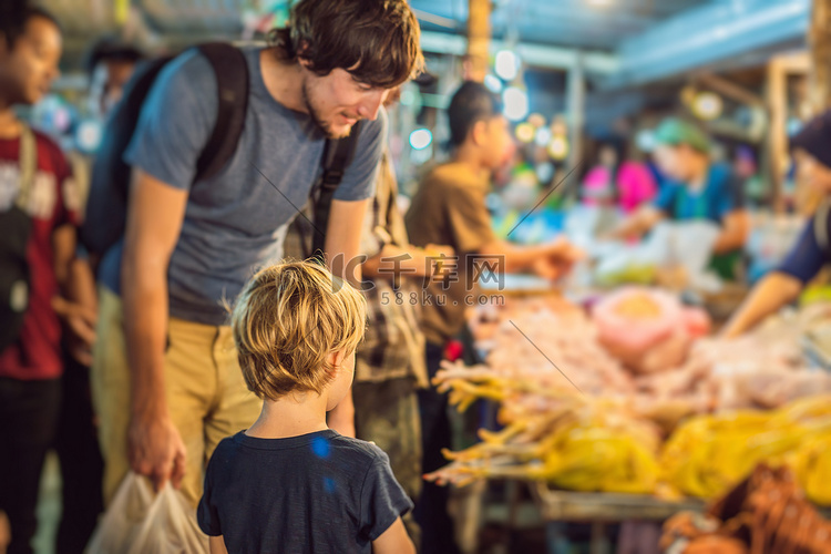 爸爸和儿子是步行街亚洲食品市场