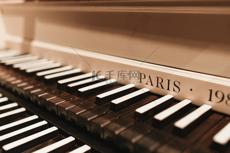 复古法国大键琴黑白键盘