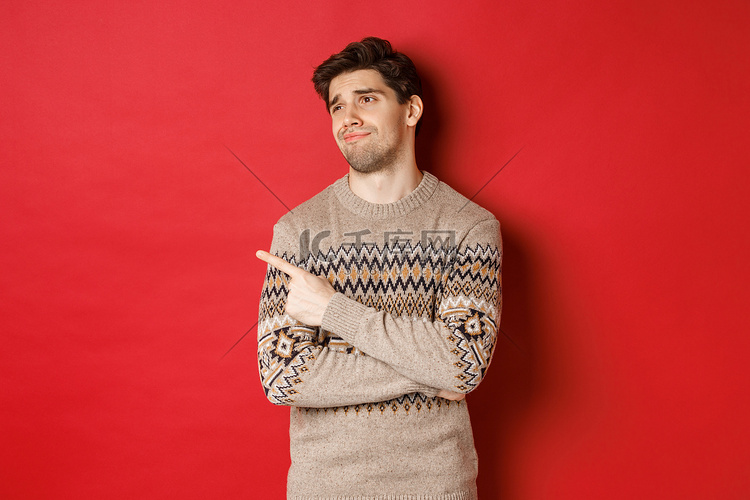 穿着圣诞毛衣的失望帅哥的形象，