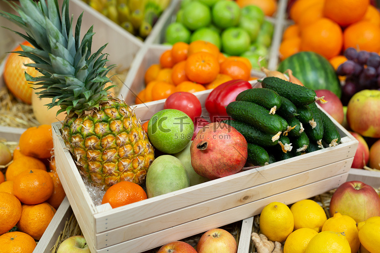 商店柜台上放着蔬菜和水果的木箱