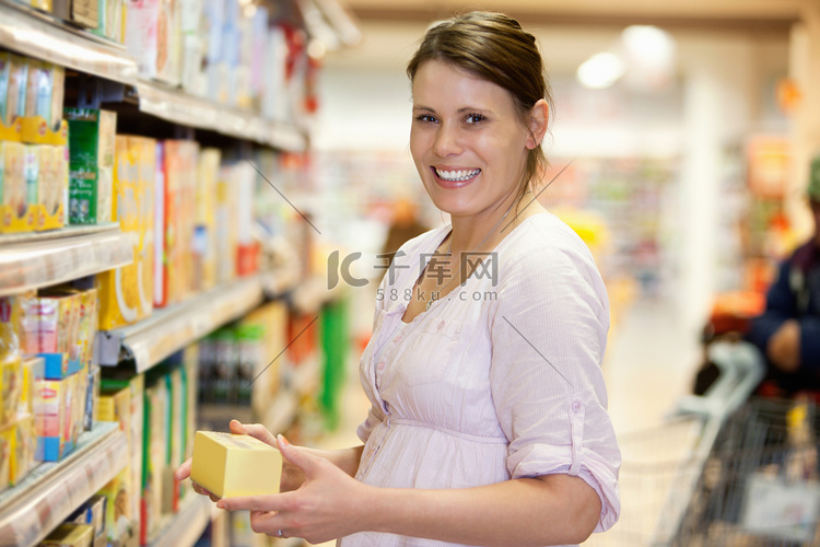 超市里的年轻女性
