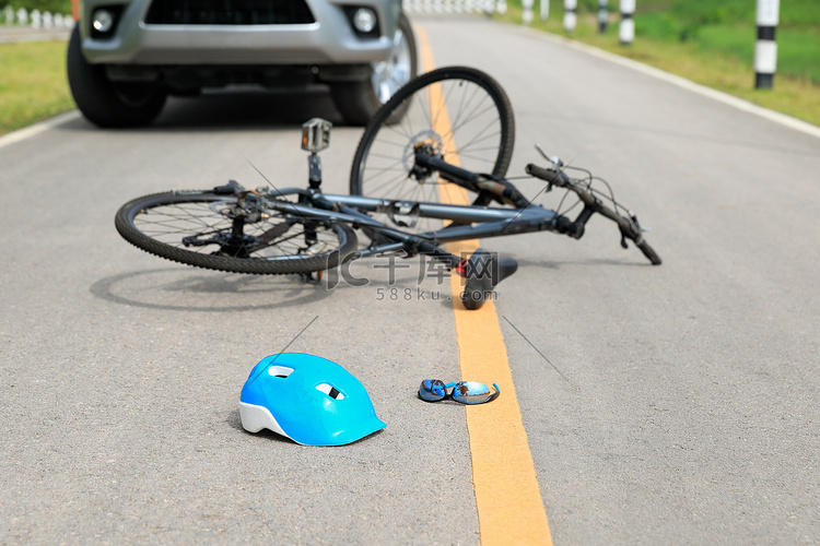 道路上与自行车的事故车祸
