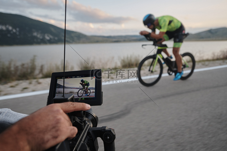 摄影师拍摄铁人三项自行车运动员