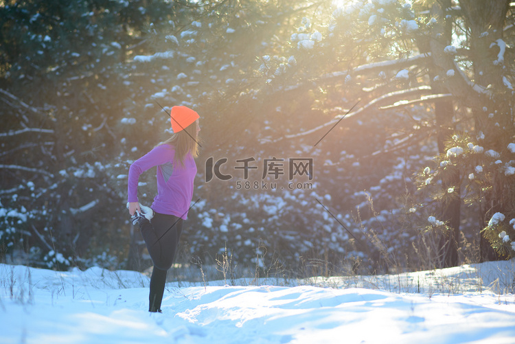 阳光明媚的霜日，年轻女子跑步者
