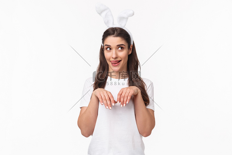 有趣而愚蠢、顽皮的女孩穿着兔耳