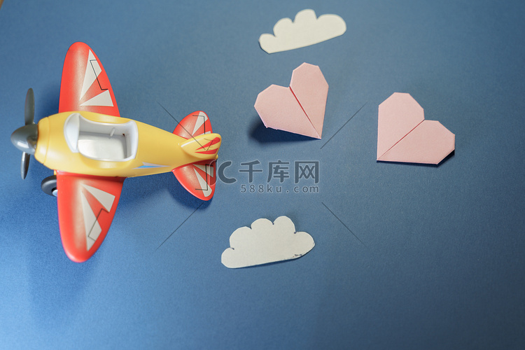 飞机玩具与折纸纸粉红色的心。
