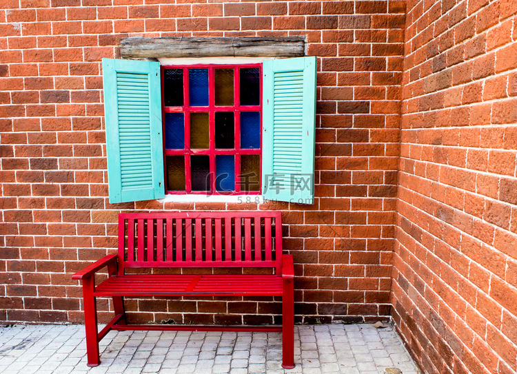 红砖建筑上的复古窗户