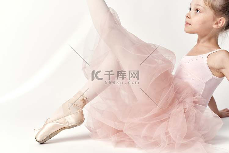 穿着粉红色舞蹈服装芭蕾舞足尖鞋