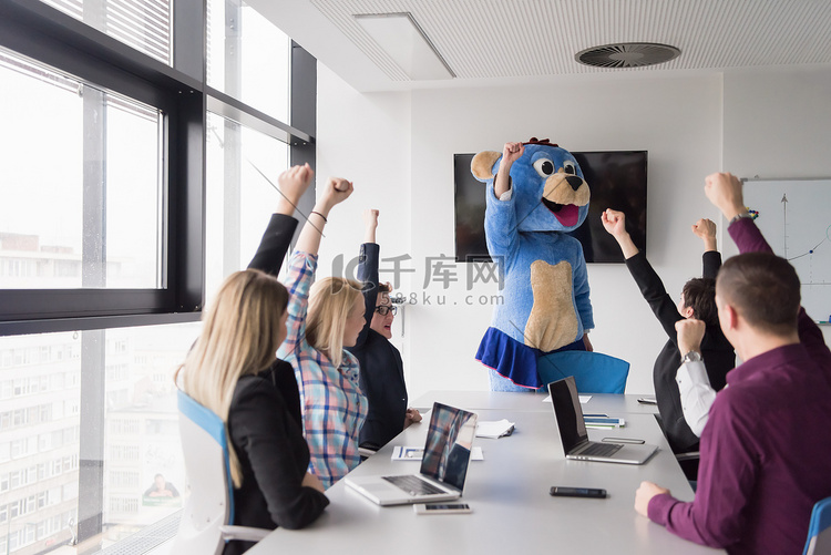 打扮成熊的老板在时髦的办公室与