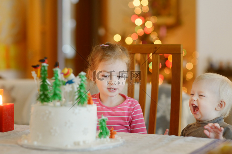 两个小姐妹和一个圣诞蛋糕