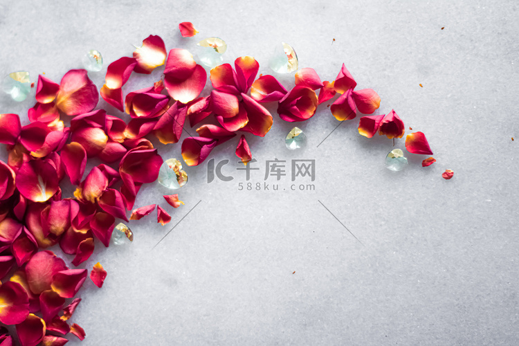 大理石背景上的玫瑰花瓣、花卉装