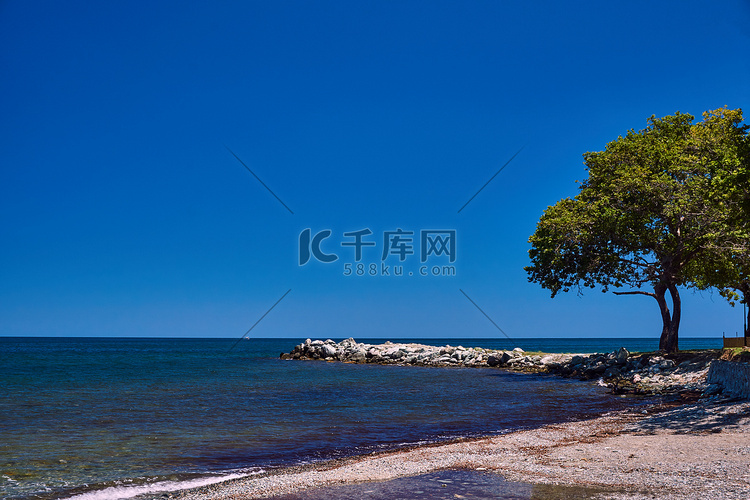 海岸上的岩石防波堤