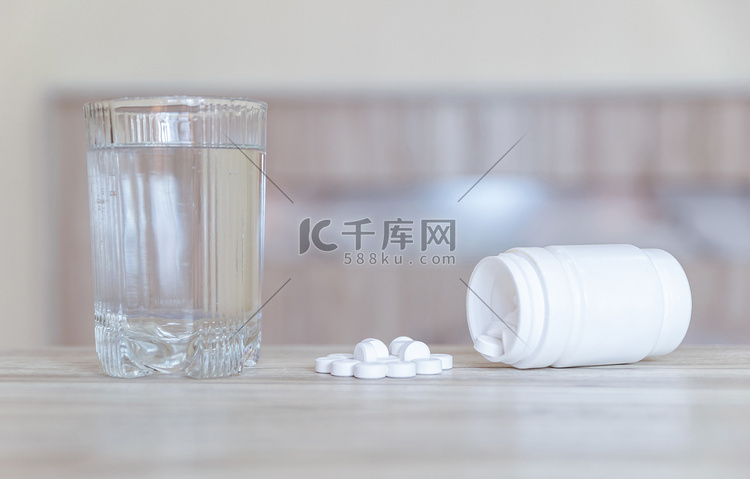 流感药物将药物放在桌子上和一杯