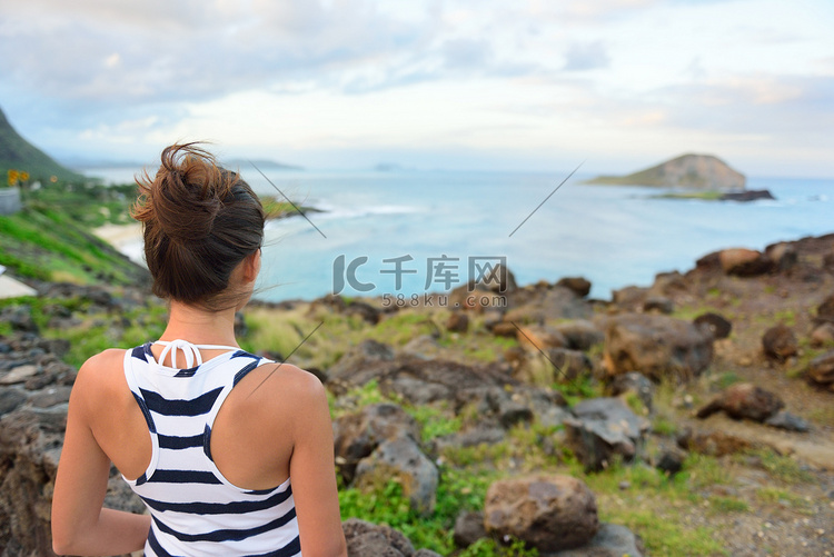 夏威夷旅游女游客看怀马纳洛海滩