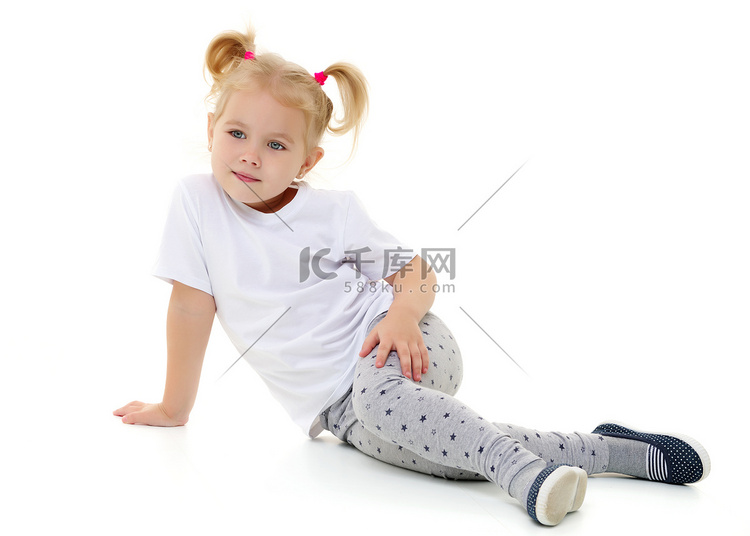 一个穿着纯白色T恤的小女孩。