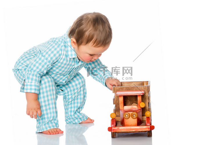 一个小男孩正在玩玩具车。