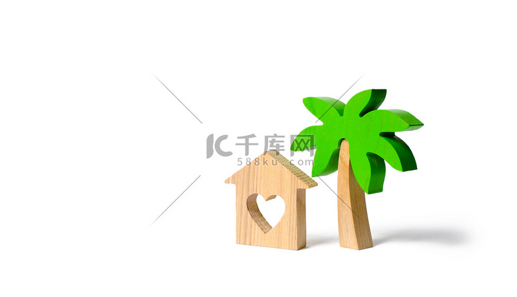 木棕榈树和房子，心在孤立的背景