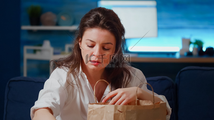 关闭外卖食品订单的女商人