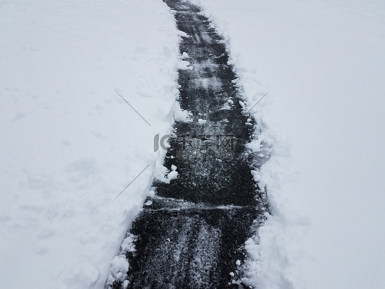 冬天铲白雪的沥青车道