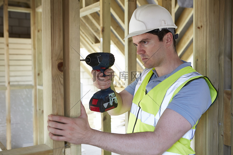 建筑工人在房屋建造中使用无绳电