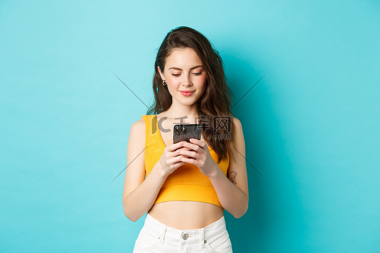 时尚的年轻女性在手机上查看消息