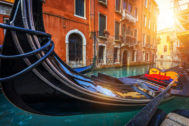 有长平底船的运河在威尼斯，意大