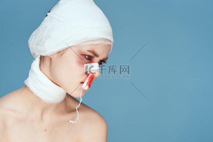 鼻子里有女性卫生棉条，脸上有血