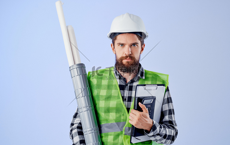 绿色背心白色图纸工程师行业的男