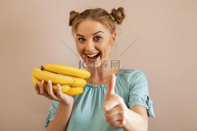 拿着香蕉并竖起大拇指的女人